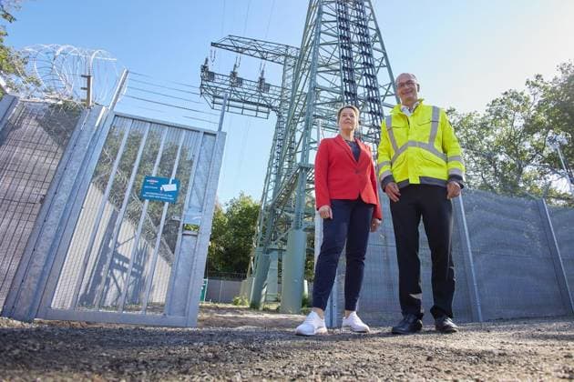 New security fence system at the Königsheideweg terminal tower ** FOR EDITORIAL PURPOSES ONLY ** EDITORIAL USE ONLY ** p Franziska Giffey, SPD, Senator for Economic Affairs, and Erik Landeckt, Managing Director of Stromn Copyright: JörgxCarstensen doc874i4r0ejyr19ygsrd2p ,EDITORIAL USE ONLY Copyright: JörgxCarstensen