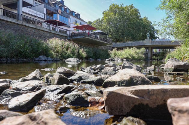 Summer in the Siegerland: The Sieg River in downtown Siegen is at low water levels due to persistent drought. Summer in the Siegerland on August 12, 2026, in Siegen, Germany