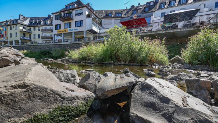 Summer in the Siegerland: The Sieg River in downtown Siegen is at low water levels due to persistent drought. Summer in the Siegerland on August 12, 2026, in Siegen, Germany