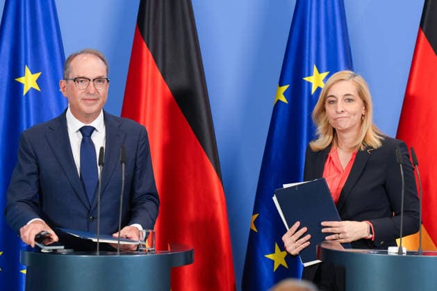 Press Conference with Federal Minister Warken and Interior Minister Dobrindt on the Reform of Intelligence Service Legislation Federal Interior Minister Alexander Dobrindt alongside Federal Minister and Head of the Federal Chancellery Nina Warken at the press conference following the Federal Cabinet meeting on the reform of intelligence serv