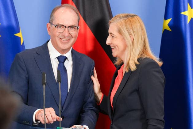 Press Conference with Federal Minister Warken and Interior Minister Dobrindt on the Reform of Intelligence Service Law Federal Interior Minister Alexander Dobrindt bids farewell to his cabinet colleague and Federal Minister Nina Warken with a friendly smile and a handshake after the press conference following the
