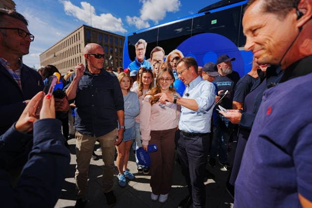 UPPSALA, SWEDEN 20260812 Moderate Party leader and Prime Minister Ulf Kristersson (M) continues his bus tour with a campaign stop in Uppsala UPPSALA SWEDEN x10658x  Copyright: xMagnusxLejhall TTx MODERATERNAS BUSSTURNÃˆ UPPSALA R2pBxFqA5gw