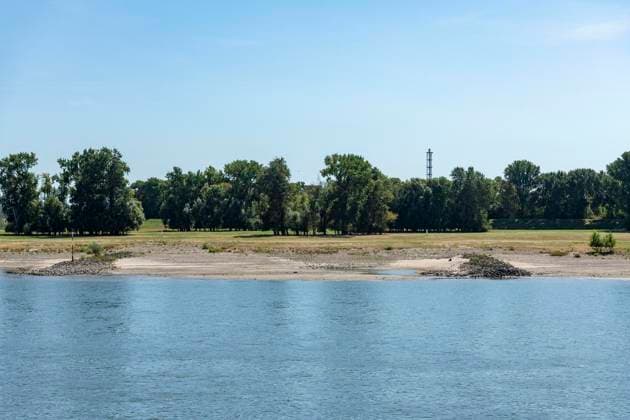 Ruhrort Water Level: Forecast 1.33 m; the previous all-time low is 1.53. August 12, 2026, Duisburg ** FOR EDITORIAL USE ONLY ** EDITORIAL USE ONLY ** p Ruhrort Water Level: Forecast at 1.33 m; the previous all-time low is 1.53. August 12, 2026, Duisburg, Germany, North Rhine-Westphalia (NRW), Duisburg. Copyright DanielxAttia Copyright: DanielxAttia doc874jxp94221a89nj93l ,EDITORIAL USE ONLY Copyright: DanielxAttia