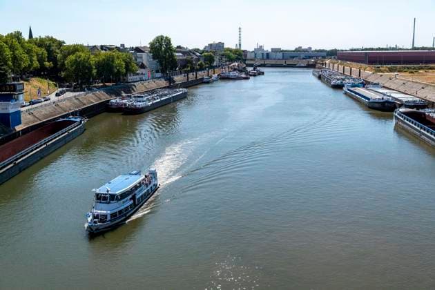 Ruhrort Water Level: Forecast 1.33 m; the previous all-time low is 1.53 m. August 12, 2026, Duisburg ** FOR EDITORIAL USE ONLY ** EDITORIAL USE ONLY ** p Ruhrort Water Level: Forecast at 1.33 m; the previous all-time low is 1.53. August 12, 2026, Duisburg, Germany, North Rhine-Westphalia (NRW), Duisburg. Copyright DanielxAttia Copyright: DanielxAttia doc874jxnc1p7414i3s4ea1 ,EDITORIAL USE ONLY Copyright: DanielxAttia