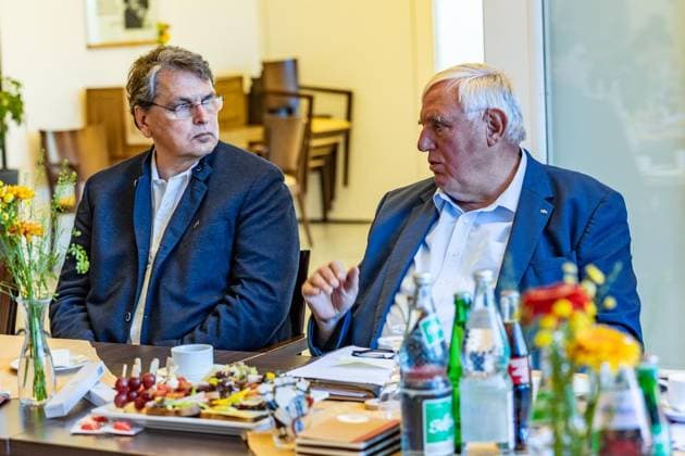 Laumann at the Alfred Delp Haus ** FOR EDITORIAL USE ONLY ** EDITORIAL USE ONLY ** Health Minister Laumann will visit the Alfred Delp Haus senior care facility in Dinslaken on Wednesday, August 12, 2026. The focus will be on air conditioning. Left: Caritas Director Michael van Meerbeck. Germany, North Rhine-Westphalia, Dinslaken. Copyright ErwinxPottgiesser Copyright: ErwinxPottgiesser doc874k0b1goio3oybv93c ,EDITORIAL USE ONLY Copyright: ErwinxPottgiesser