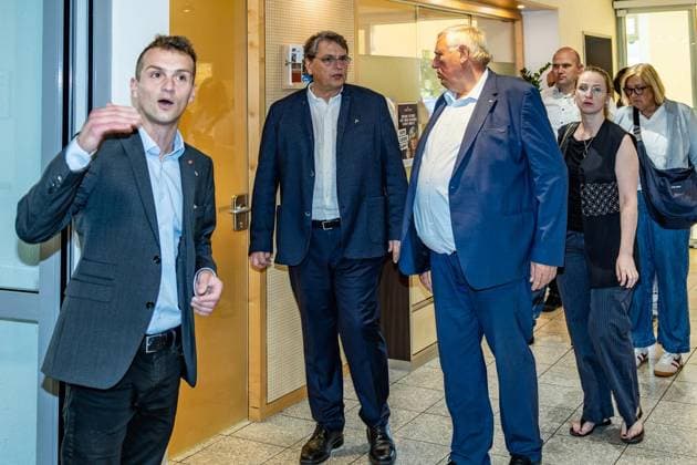 Laumann at the Alfred Delp Haus ** FOR EDITORIAL USE ONLY ** EDITORIAL USE ONLY ** Health Minister Laumann will visit the Alfred Delp Haus senior care facility in Dinslaken on Wednesday, August 12, 2026. The focus is on air conditioning. Benedikt van Meerbeck, left, gives a tour of the facility. Germany, North Rhine-Westphalia, Dinslaken. Copyright ErwinxPottgiesser Copyright: ErwinxPottgiesser doc874k1da7u08rghfaea1 ,EDITORIAL USE ONLY Copyright: ErwinxPottgiesser