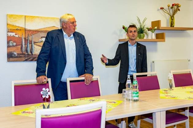 Laumann at the Alfred Delp Haus ** FOR EDITORIAL USE ONLY ** EDITORIAL USE ONLY ** Health Minister Laumann will visit the Alfred Delp Haus senior care facility in Dinslaken on Wednesday, August 12, 2026. The focus is on air conditioning. Benedikt van Meerbeck, on the right, gives a tour of the facility. Germany, North Rhine-Westphalia, Dinslaken. Copyright ErwinxPottgiesser Copyright: ErwinxPottgiesser doc874k1djlms56k3hr96n ,EDITORIAL USE ONLY Copyright: ErwinxPottgiesser
