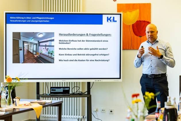 Laumann at the Alfred Delp Haus ** FOR EDITORIAL USE ONLY ** EDITORIAL USE ONLY ** Health Minister Laumann will visit the Alfred Delp Haus senior care facility in Dinslaken on Wednesday, August 12, 2026. The focus is on air conditioning. Markus Tenbusch from K amp L explains the concept. Germany, North Rhine-Westphalia, Dinslaken. Copyright ErwinxPottgiesser Copyright: ErwinxPottgiesser doc874k1dskmnlhcxv1dy7 ,EDITORIAL USE ONLY Copyright: ErwinxPottgiesser