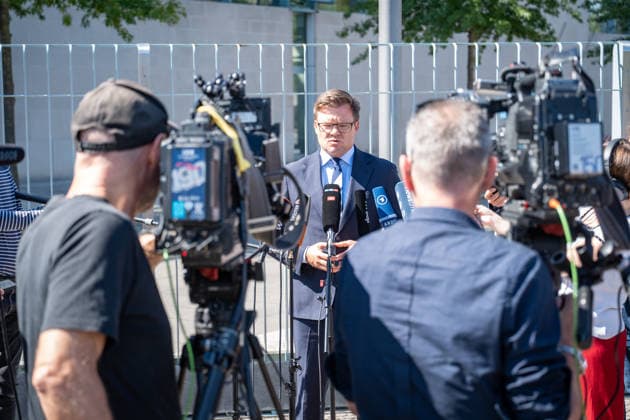 Federal Environment Minister Carsten Schneider makes a statement to the press following a cabinet meeting at the Federal Chancellery regarding the current heat wave in the summer of 2026. Statement by Federal Environment Minister Carsten Schneider in front of the Federal Chancellery, Berlin, Germany. Federal Chancellery