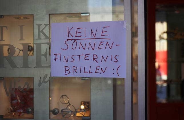 August 12, 2026, Germany, North Rhine-Westphalia, Astronomy, Solar eclipse, Notice at an optician s shop stating that there are no more protective glasses available for tonight s solar eclipse, Sunglasses, Glasses with sun protection, Glasses sold out, Germany Copyright: xD.xKerlekin SnowfieldxPhotographyx SF120826BrillenD6