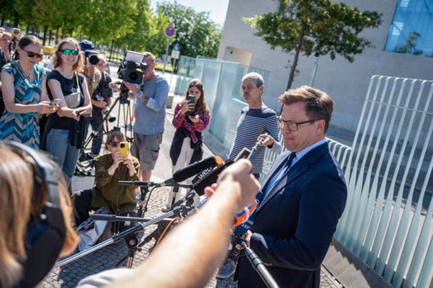 Federal Environment Minister Carsten Schneider makes a statement to the press following a cabinet meeting at the Federal Chancellery regarding the current heat wave in the summer of 2026. Statement by Federal Environment Minister Carsten Schneider in front of the Federal Chancellery, Berlin, Berlin, Germany, Federal Chancellery