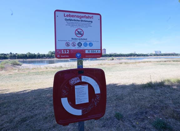 August 12, 2026, xophax, public life, Cologne, banks of the Rhine, City of Cologne, low water levels on the banks of the Rhine in Cologne as seen from Poll, warning against swimming in the Rhine, current in Cologne