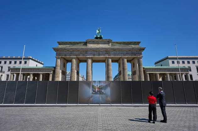 A temporary memorial site at the Brandenburg Gate is intended to commemorate the division of Germany on the 65th anniversary of the construction of the Berlin Wall. Photo taken on August 12, 2026, showing people in front of and behind the installation. Th Copyright: epd-bild ChristianxDitsch D26D0812MauerbauInstallation141700