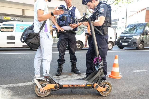 Boulogne-Billancourt, France le 12 aout 2026 - Controle des forces de Police nationale et Municipale sur le port du casque et du gilets reflechissant sur trottinettes electriques - Control of national and municipal police forces on the wearing of helmets and reflective vests on electric scooters  Copyright: xSebastienxTOUBONx
