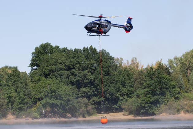 Plauen Police Helicopters Assist in Firefighting Efforts During a Wildfire in Plauen Plauen, Meßbach, Messbach, Vogtland, Saxony, wildfire, vegetation fire, fire department, Copyright: xEHLxMediax 20260812_plauen-waldbrand-hubschrauber_10