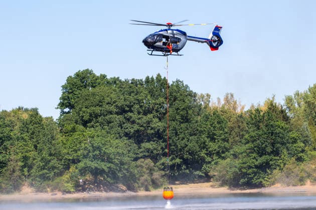 Plauen Police Helicopters Assist in Firefighting Efforts During a Wildfire in Plauen Plauen, Meßbach, Messbach, Vogtland, Saxony, wildfire, vegetation fire, fire department, Copyright: xEHLxMediax 20260812_plauen-waldbrand-hubschrauber_11