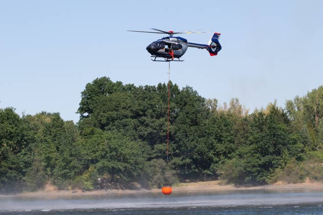 Plauen Police Helicopters Assist in Firefighting Efforts During a Wildfire in Plauen Plauen, Meßbach, Messbach, Vogtland, Saxony, wildfire, vegetation fire, fire department, Copyright: xEHLxMediax 20260812_plauen-waldbrand-hubschrauber_12