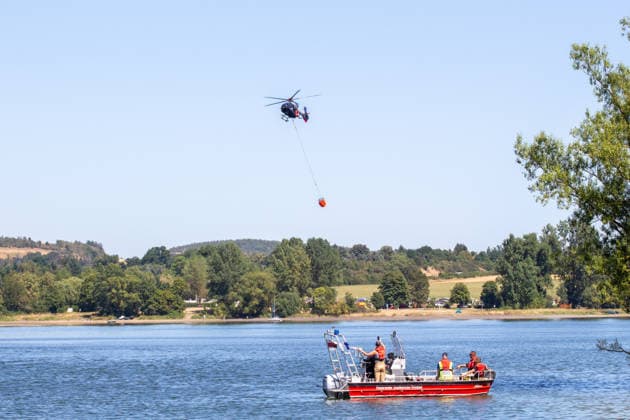 Plauen Police Helicopters Assist in Firefighting Efforts During a Wildfire in Plauen Plauen, Meßbach, Messbach, Vogtland, Saxony, wildfire, vegetation fire, fire department, Copyright: xEHLxMediax 20260812_plauen-waldbrand-hubschrauber_13