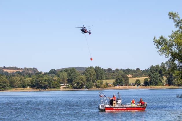 Plauen Police Helicopters Assist in Firefighting Efforts During a Wildfire in Plauen Plauen, Meßbach, Messbach, Vogtland, Saxony, wildfire, vegetation fire, fire department, Copyright: xEHLxMediax 20260812_plauen-waldbrand-hubschrauber_14