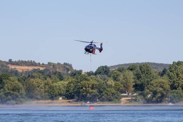 Plauen Police Helicopters Assist in Firefighting Efforts During a Wildfire in Plauen Plauen, Meßbach, Messbach, Vogtland, Saxony, wildfire, vegetation fire, fire department, Copyright: xEHLxMediax 20260812_plauen-waldbrand-hubschrauber_16