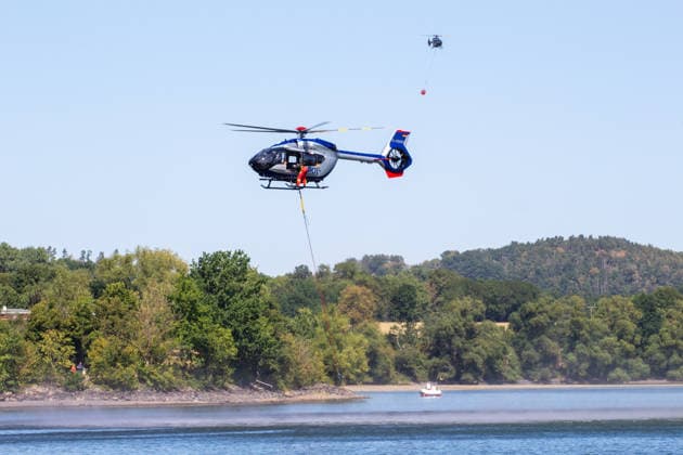 Plauen Police Helicopters Assist in Firefighting Efforts During a Wildfire in Plauen Plauen, Meßbach, Messbach, Vogtland, Saxony, wildfire, vegetation fire, fire department, Copyright: xEHLxMediax 20260812_plauen-waldbrand-hubschrauber_17