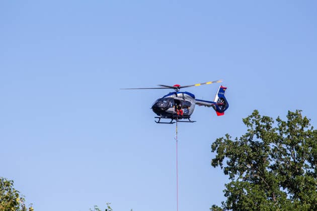 Plauen Police Helicopters Assist in Firefighting Efforts During a Wildfire in Plauen Plauen, Meßbach, Messbach, Vogtland, Saxony, wildfire, vegetation fire, fire department, Copyright: xEHLxMediax 20260812_plauen-waldbrand-hubschrauber_18