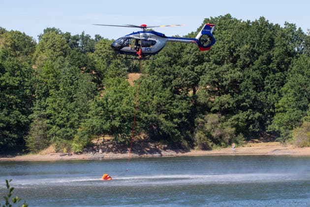 Plauen Police Helicopters Assist in Firefighting Efforts During a Wildfire in Plauen Plauen, Meßbach, Messbach, Vogtland, Saxony, wildfire, vegetation fire, fire department, Copyright: xEHLxMediax 20260812_plauen-waldbrand-hubschrauber_20