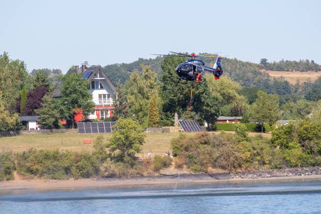 Plauen Police Helicopters Assist in Firefighting Efforts During a Wildfire in Plauen Plauen, Meßbach, Messbach, Vogtland, Saxony, wildfire, vegetation fire, fire department, Copyright: xEHLxMediax 20260812_plauen-waldbrand-hubschrauber_21