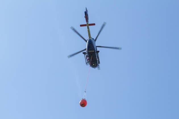 Plauen Police Helicopters Assist in Firefighting Efforts During a Wildfire in Plauen Plauen, Meßbach, Messbach, Vogtland, Saxony, wildfire, vegetation fire, fire department, Copyright: xEHLxMediax 20260812_plauen-waldbrand-hubschrauber_3