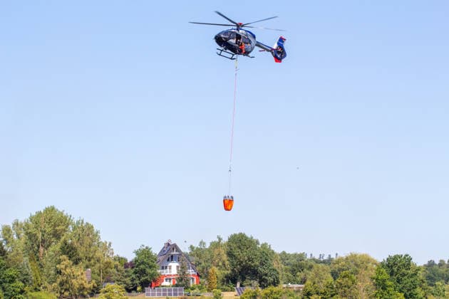 Plauen Police Helicopters Assist in Firefighting Efforts During a Wildfire in Plauen Plauen, Meßbach, Messbach, Vogtland, Saxony, wildfire, vegetation fire, fire department, Copyright: xEHLxMediax 20260812_plauen-waldbrand-hubschrauber_5