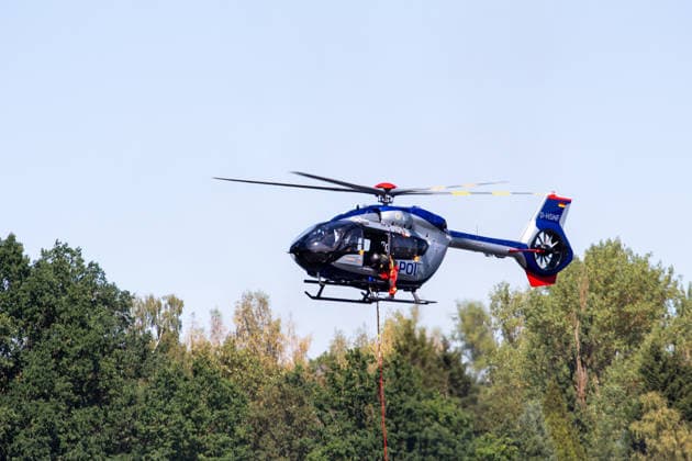 Plauen Police Helicopters Assist in Firefighting Efforts During a Wildfire in Plauen Plauen, Meßbach, Messbach, Vogtland, Saxony, wildfire, vegetation fire, fire department, Copyright: xEHLxMediax 20260812_plauen-waldbrand-hubschrauber_6