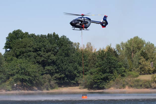 Plauen Police Helicopters Assist in Firefighting Efforts During a Wildfire in Plauen Plauen, Meßbach, Messbach, Vogtland, Saxony, wildfire, vegetation fire, fire department, Copyright: xEHLxMediax 20260812_plauen-waldbrand-hubschrauber_7