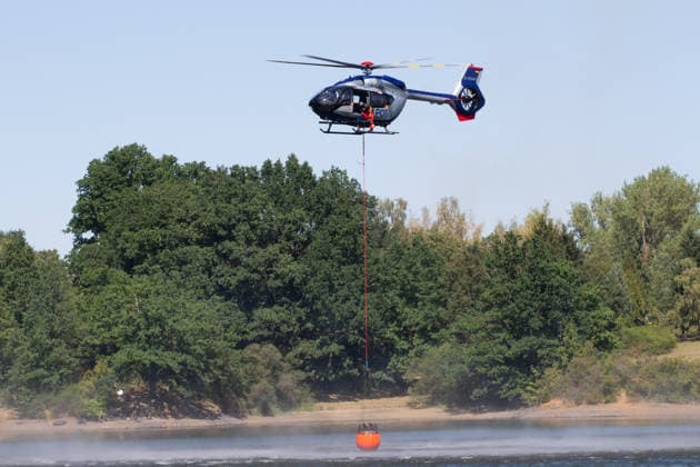 Plauen Police Helicopters Assist in Firefighting Efforts During a Wildfire in Plauen Plauen, Meßbach, Messbach, Vogtland, Saxony, wildfire, vegetation fire, fire department, Copyright: xEHLxMediax 20260812_plauen-waldbrand-hubschrauber_8