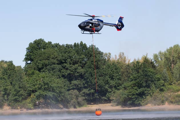 Plauen Police Helicopters Assist in Firefighting Efforts During a Wildfire in Plauen Plauen, Meßbach, Messbach, Vogtland, Saxony, wildfire, vegetation fire, fire department, Copyright: xEHLxMediax 20260812_plauen-waldbrand-hubschrauber_9