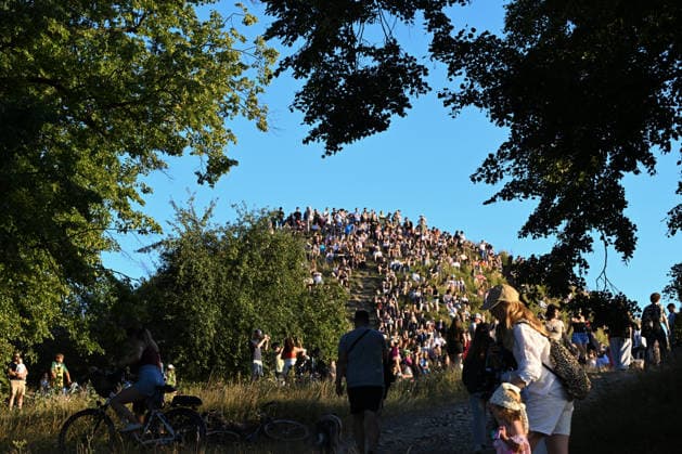 Hundreds Gather At Krakow s Historic Krakus Mound To Watch Solar Eclipse KRAKOW, POLAND - AUGUST 12: Hundreds of people secure viewing spots on and around the historic Krakus Mound (Kopiec Krakusa) ahead of a solar eclipse on August 12, 2026 in Krakow, Poland. Anticipation builds as massive crowds of spectators arrive early to claim vantage points on the prehistoric monument before the celestial event begins over the city skyline. Krakow Poland  Copyright: xArturxWidakx originalFilename: widak-hundreds260812_npIKc.jpg