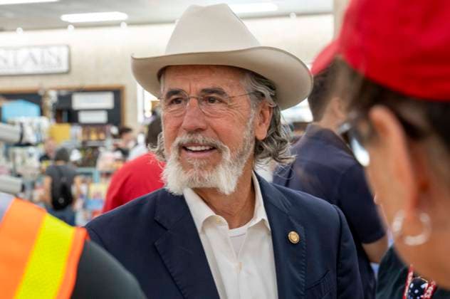 August 12, 2026, San Marcos, Tx, United States: Buc-ee s founder ARCH BEAVER APLIN greets customes in the 74,000 foot Buc-ee s convenience store in San Marcos, Texas after Gov. Greg Abbott (not shown) spoke to the crowd during the opening of Buc-ee s convenience store in San Marcos, Texas on August 12, 2026. The store features beaver-themed merchandise, lots of food choices and 124 gas pumps. San Marcos United States  - ZUMAd150 20260812_znp_d150_002 Copyright: xBobxDaemmrichx