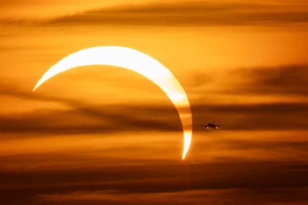 People observe partial solar eclipse in Prague, Czech Republic, August 12, 2026. (CTKxPhoto OndrejxDeml) CTKPhotoP2026081206929  CTKPhotoP2026081206929