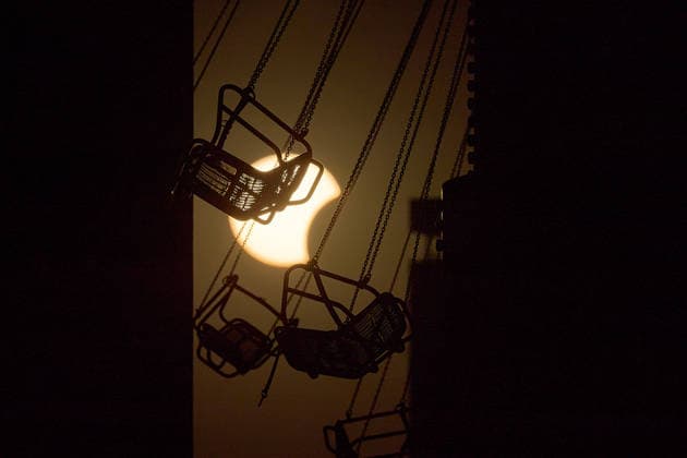 - Wien 12.08.2026 - Sonnenfinsternis - Heute gab es auch über Wien eine partielle Sonnenfinsternis. Bei Kaiserwetter war die Verdunkelung der Sonne durch den Mond bestens zu erkennen. PHOTO: Im Vergnügungspark des Wiener Prater rauschen die leeren Sitze dieses Karrussels im Flug an der Sonnenfinsternis vorbei. Vienna (AUSTRIA) - There was also a partial solar eclipse over Vienna today. In glorious weather, the Moon passed between the Earth and the Sun, causing the Sun’s disc to darken for observers on Earth. PHOTO: At the Prater amusement park in Vienna, the empty seats on this carousel whizzed past the solar eclipse as they spun round. Wurstelprater, Sonne Klima, Erde, Mond, Sonnenverdunkelung, Volksprater, Eklipse, Sonnenfinster