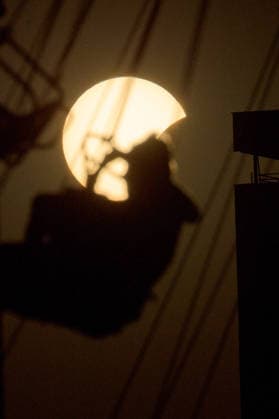 - Wien 12.08.2026 - Sonnenfinsternis - Heute gab es auch über Wien eine partielle Sonnenfinsternis. Bei Kaiserwetter war die Verdunkelung der Sonne durch den Mond bestens zu erkennen. PHOTO: Im Vergnügungspark des Wiener Prater rauschen die Fahrgäste dieses Karrussels im Flug an der Sonnenfinsternis vorbei. Vienna (AUSTRIA) - There was also a partial solar eclipse over Vienna today. In glorious weather, the Moon passed between the Earth and the Sun, causing the Sun’s disc to darken for observers on Earth. PHOTO: At the Prater amusement park in Vienna, the passengers on this carousel whizzed past the solar eclipse as they spun round. Wurstelprater, Sonne Klima, Erde, Mond, Sonnenverdunkelung, Volksprater, Eklipse, Sonnenfinsternis
