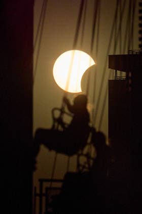 - Wien 12.08.2026 - Sonnenfinsternis - Heute gab es auch über Wien eine partielle Sonnenfinsternis. Bei Kaiserwetter war die Verdunkelung der Sonne durch den Mond bestens zu erkennen. PHOTO: Im Vergnügungspark des Wiener Prater rauschen die Fahrgäste dieses Karrussels im Flug an der Sonnenfinsternis vorbei. Vienna (AUSTRIA) - There was also a partial solar eclipse over Vienna today. In glorious weather, the Moon passed between the Earth and the Sun, causing the Sun’s disc to darken for observers on Earth. PHOTO: At the Prater amusement park in Vienna, the passengers on this carousel whizzed past the solar eclipse as they spun round. Wurstelprater, Sonne Klima, Erde, Mond, Sonnenverdunkelung, Volksprater, Eklipse, Sonnenfinsternis