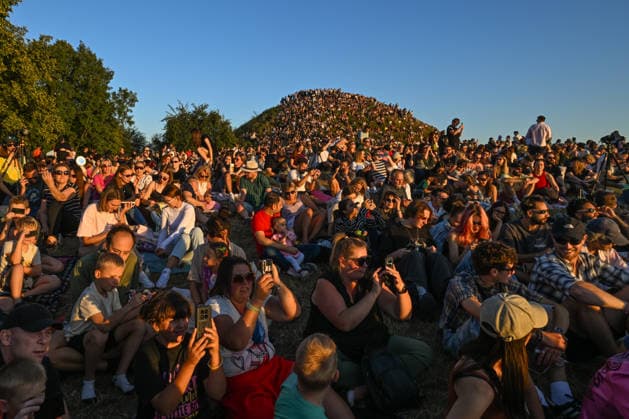 Hundreds Gather At Krakow s Historic Krakus Mound To Watch Solar Eclipse KRAKOW, POLAND - AUGUST 12: Hundreds of spectators pack the grassy fields and line the slopes of a historic monument to watch a solar eclipse in Krakow, Poland, on August 12, 2026. A massive crowd of residents and tourists completely covered the elevated landmark of Krakus Mound (Kopiec Krakusa) during the late afternoon to secure optimal vantage points for the rare astronomical event. Krakow Poland  Copyright: xArturxWidakx originalFilename: widak-hundreds260812_np76n.jpg