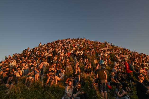 Hundreds Gather At Krakow s Historic Krakus Mound To Watch Solar Eclipse KRAKOW, POLAND - AUGUST 12: Hundreds of onlookers pack the steep, grassy hillside illuminated by a warm golden hour light to watch a solar eclipse in Krakow, Poland, on August 12, 2026. A massive gathering of residents and tourists covered the entire peak and slopes of the historic Krakus Mound (Kopiec Krakusa) to secure an elevated vantage point for the rare late-afternoon astronomical event. Krakow Poland  Copyright: xArturxWidakx originalFilename: widak-hundreds260812_npnie.jpg