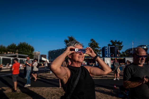 August 12, 2026, Rotterdam, South Holland, The Netherlands Holland: 12 August 2026, Rotterdam, the Netherlands. Hundreds of Dutch spectators witnessed a partial solar eclipse seen from the Wilhelminapier as the Moon blocked nearly 90% of the Sun over the Nieuwe Maas. Rotterdam The Netherlands Holland - ZUMAp202 20260812_zip_p202_017 Copyright: xJamesxPetermeierx