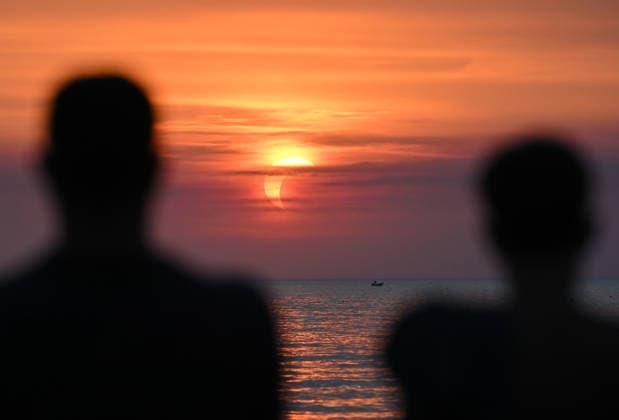 (260813) -- LADISPOLI, Aug. 13, 2026 -- People watch a partial solar eclipse over the sea in Ladispoli, Italy, Aug. 12, 2026. (Photo by Xinhua) ITALY-LADISPOLI-PARTIAL SOLAR ECLIPSE AlbertoxLingria 