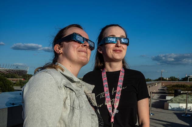 Polish Prime Minister, Donald Tusk joins observers to watch partial solar eclipse in Warsaw, Poland - 12 AUG 2026. Observers seen looking at the sun through filtered spectacles before the beginning of the solar eclipse. On the evening of the 12th August, Prime Minister of the Republic of Poland, Donald Tusk, joins scientific observers and members of the public at the Copernicus Science Centre in Warsaw to watch a partial solar eclipse. At its maximum, the Moon obscures about 82% of the Sun as viewed from the Polish capital. Warsaw’s eclipse runs from approximately 19:14 until sunset at 20:06, reaching its maximum at 20:02. The roughly 82% figure refers to the Sun’s covered area; the eclipse magnitude was about 0.85. Warsaw Poland Copyright: xNeilxMiltonx xSOPAxImagesx NSM2026168G0812-L1003117_5000_300dpi