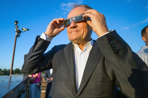 Polish Prime Minister, Donald Tusk joins observers to watch partial solar eclipse in Warsaw, Poland - 12 AUG 2026. Prime Minister, Donald Tusk seen looking at the solar eclipse through filtered spectacles. On the evening of the 12th August, Prime Minister of the Republic of Poland, Donald Tusk, joins scientific observers and members of the public at the Copernicus Science Centre in Warsaw to watch a partial solar eclipse. At its maximum, the Moon obscures about 82% of the Sun as viewed from the Polish capital. Warsaw’s eclipse runs from approximately 19:14 until sunset at 20:06, reaching its maximum at 20:02. The roughly 82% figure refers to the Sun’s covered area; the eclipse magnitude was about 0.85. Warsaw Poland Copyright: xNeilxMiltonx xSOPAxImagesx NSM2026168G0812-L1003327_5000_300dpi