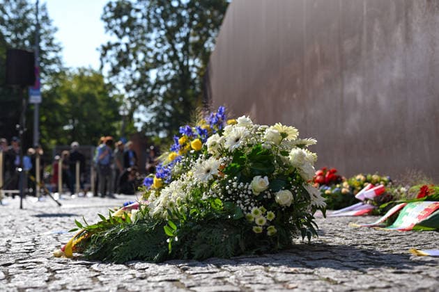 On the 65th anniversary of the construction of the Berlin Wall, the victims of Germany’s division are being commemorated today in Berlin. Photo from August 13, 2026, Pictured: Wreaths on Bernauer Strasse. Among those expected to attend a memorial event on Bernauer Strasse are Berlin’s Governi Copyright: epd-bild ChristianxDitsch epd-Gedenken_Mauerbau1