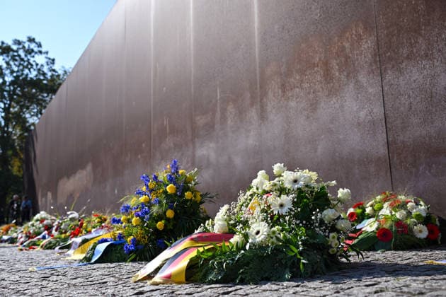 On the 65th anniversary of the construction of the Berlin Wall, the victims of Germany’s division are being commemorated today in Berlin. Photo from August 13, 2026, Pictured: Wreaths on Bernauer Strasse. Among those expected to attend a memorial event on Bernauer Strasse are Berlin’s Governi Copyright: epd-bild ChristianxDitsch epd-Gedenken_Mauerbau2