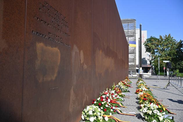 On the 65th anniversary of the construction of the Berlin Wall, the victims of Germany’s division are being commemorated today in Berlin. Photo from August 13, 2026, Pictured: Wreaths on Bernauer Strasse. Among those expected to attend a memorial event on Bernauer Strasse are Berlin’s Governi Copyright: epd-bild ChristianxDitsch epd-Gedenken_Mauerbau3