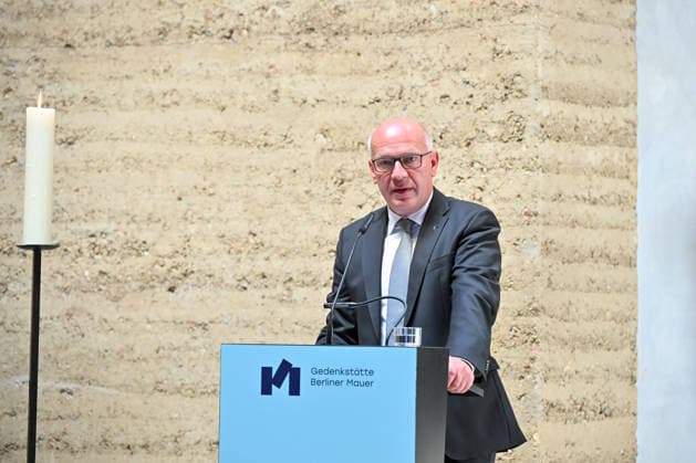 On the 65th anniversary of the construction of the Berlin Wall, the victims of Germany’s division were commemorated at a central memorial ceremony on Bernauer Strasse in Berlin-Mitte. Photo from August 13, 2026, showing Berlin’s Governing Mayor Kai Wegner delivering a speech in the Chapel of Reconciliation. Aroun Copyright: epd-bildx xChristianxDitsch IMG_6752